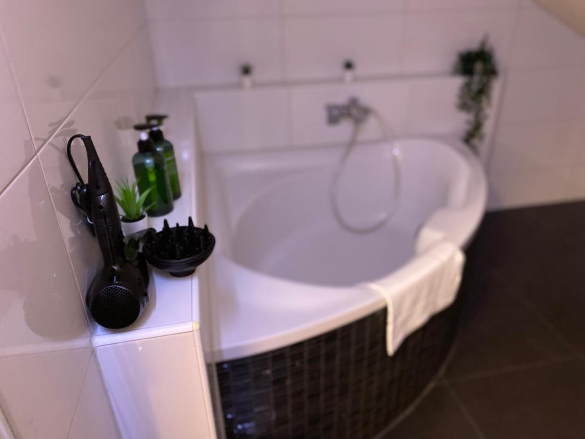 Deluxe Business Suite Mit Netflix Premium & Parkplatz, Zentral Zu Audi & Schwarz Gruppe With 2 Bedrooms Bad Friedrichshall Esterno foto